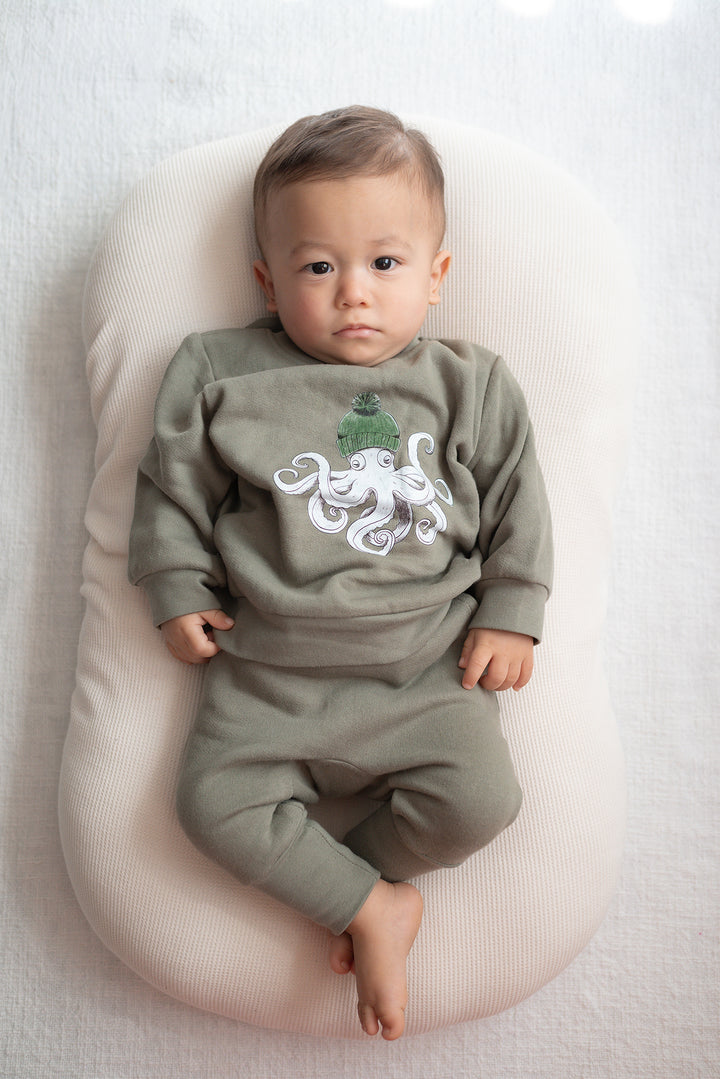 Child wearing Cozy Fleece Jogger in Meadow.