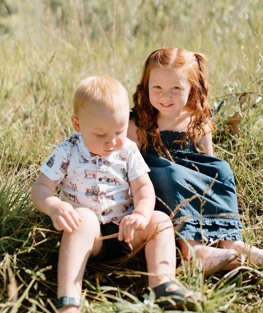 Child wearing Kids' Organic Button-Up S/Sleeve in Farm Friends.