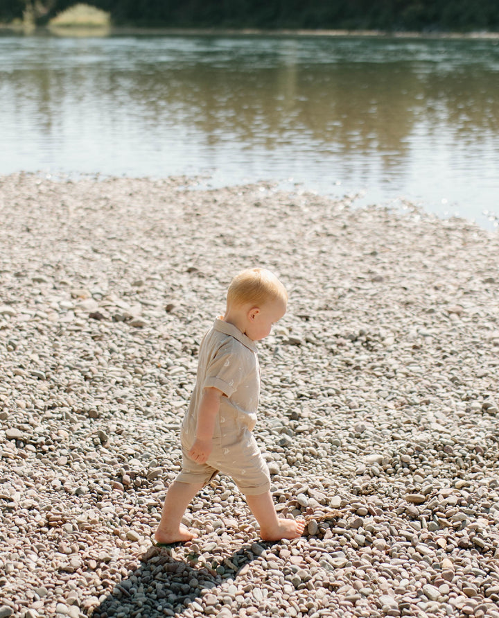 Child wearing Organic Muslin S/Sleeve Coverall in Oatmeal Sailboat.