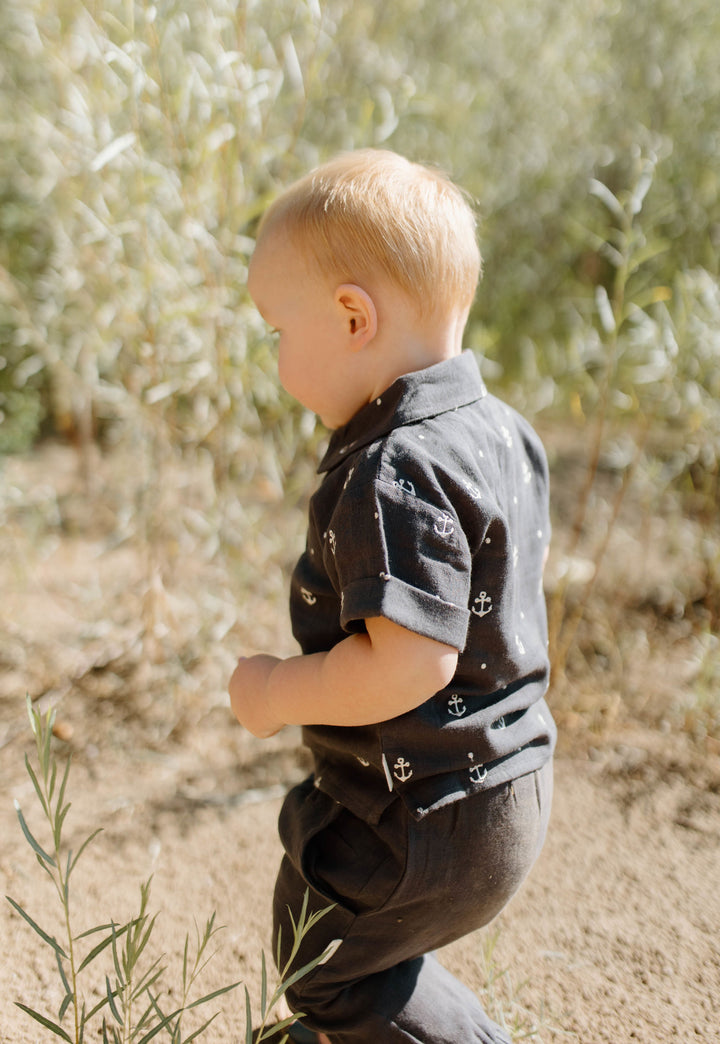 Child wearing Organic Muslin Tee & Harem Pant Set in Chia Anchor.