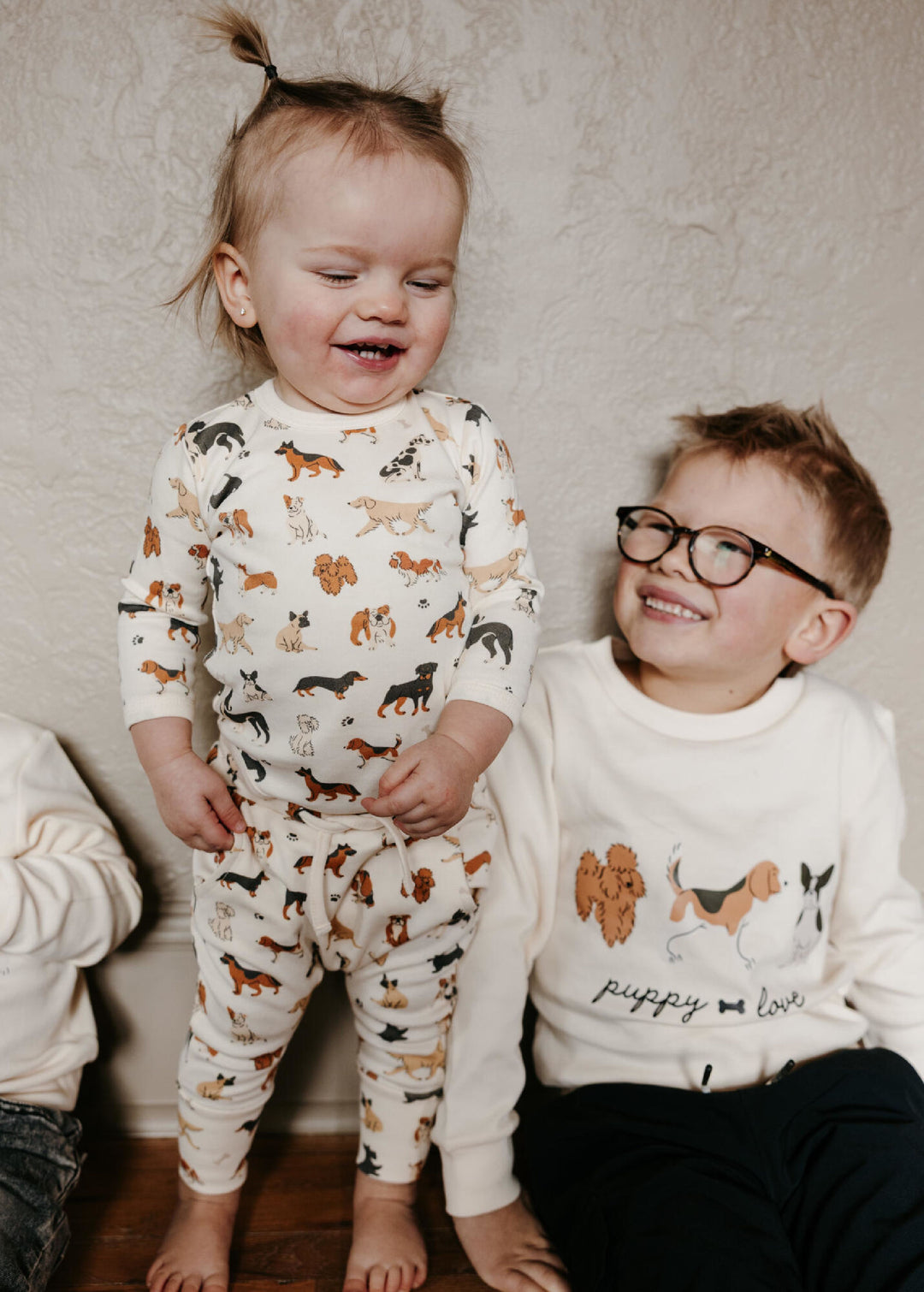 Child wearing Organic Long-Sleeve Bodysuit in Puppy Love.