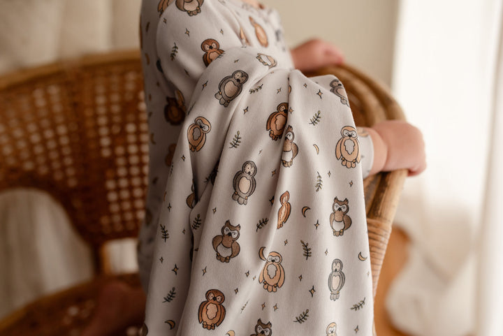 Child wearing Organic Blanket in Owl Hoo?.