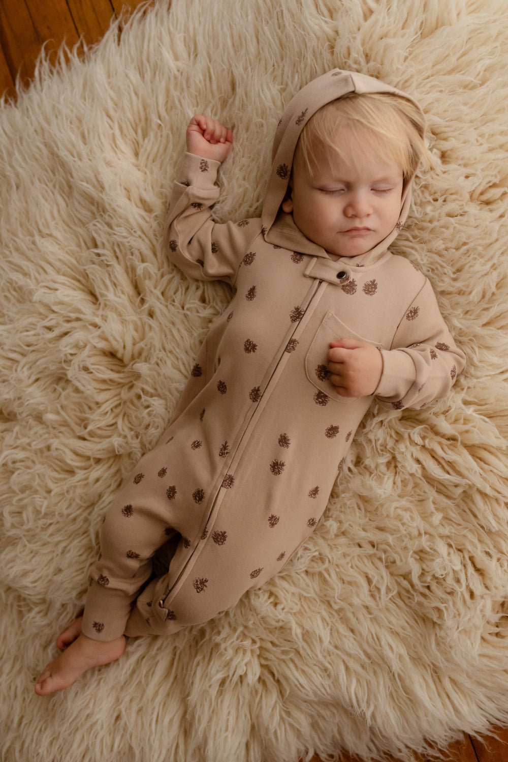 Child wearing Organic Zipper Romper in Oatmeal Pinecone.