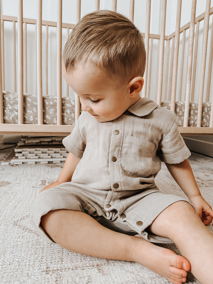 Child wearing Organic Muslin S/Sleeve Coverall in Fawn.