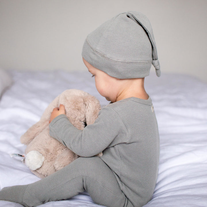 Child wearing Organic Thermal Knotted Cap in Mist.