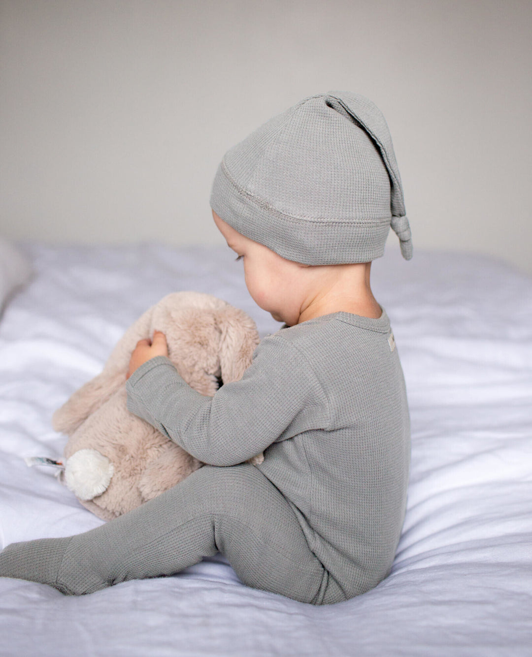 Child wearing Organic Thermal Knotted Cap in Mist.