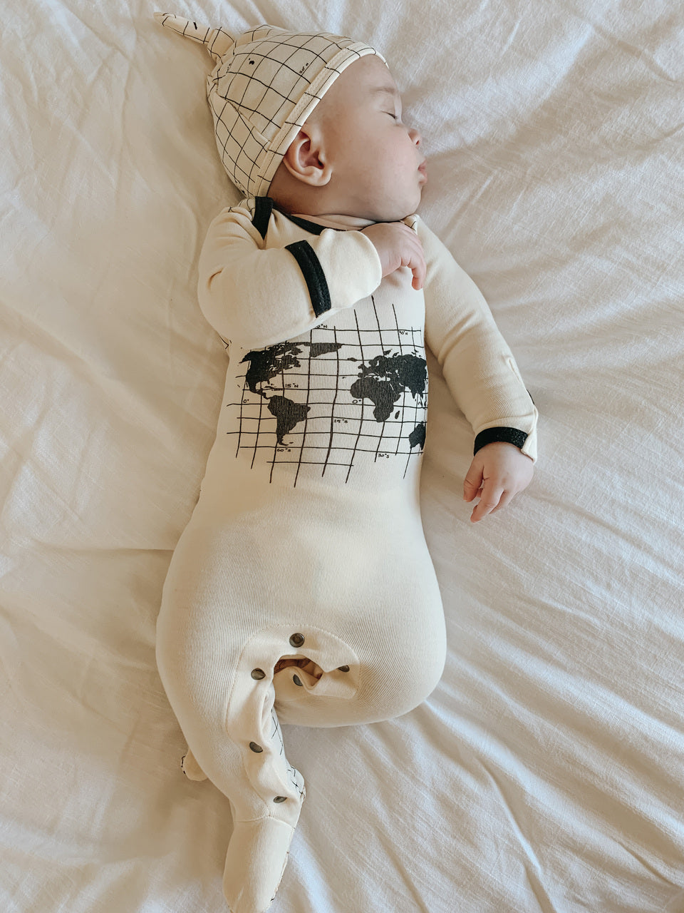 Organic Lap-Shoulder Footed Overall in Beige Globe, Lifestyle
@raisingmybees