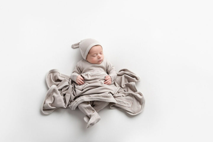 Velveteen Blanket in Light Gray, Lifestyle